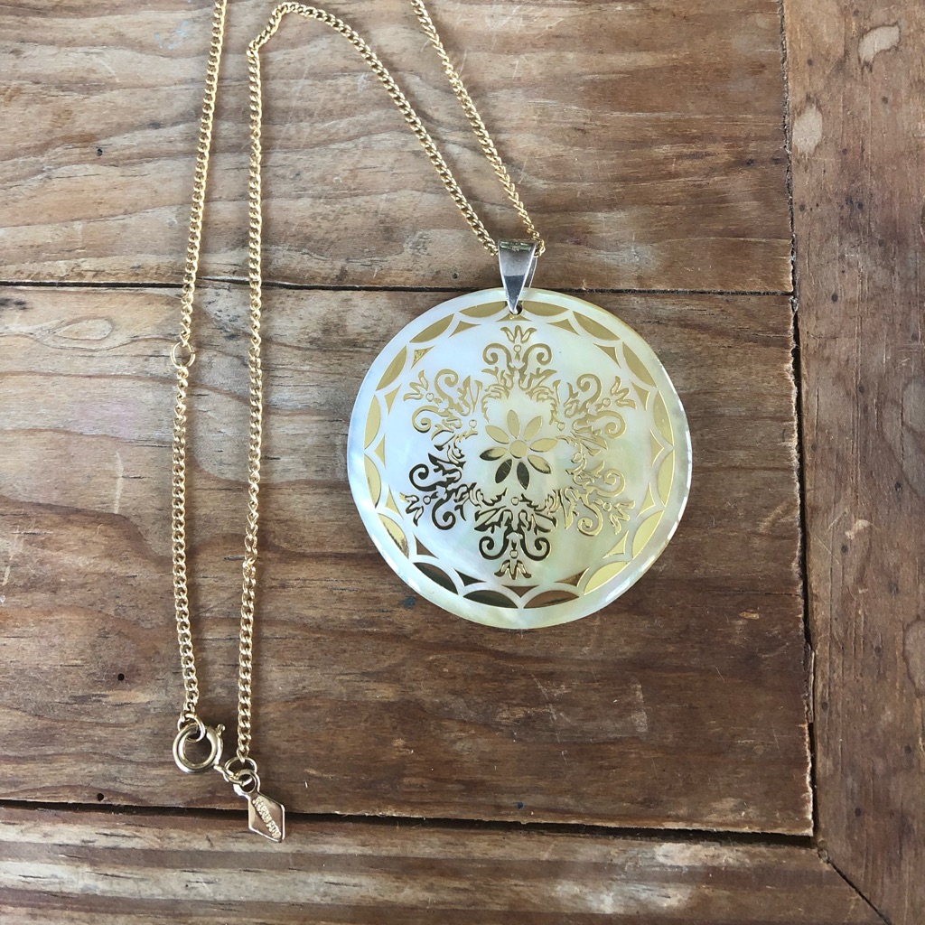 Vintage Sarah Coventry Mother Of Pearl Necklace 22$